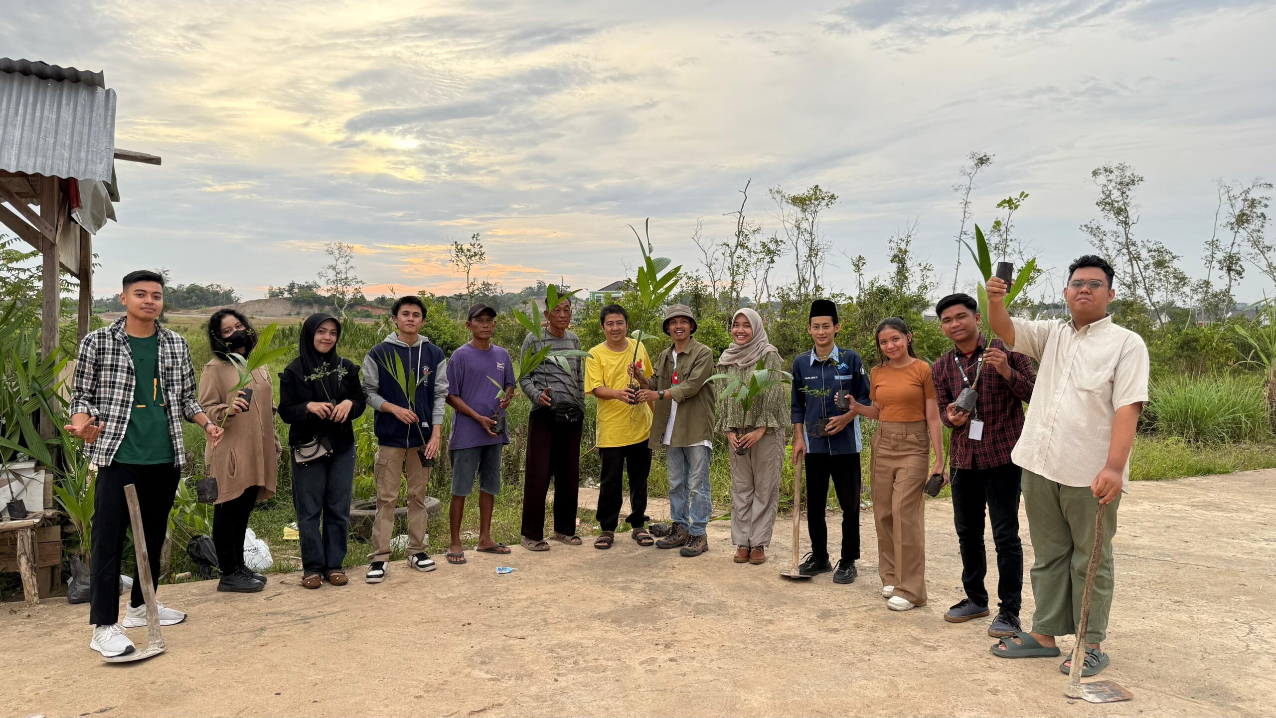 Kader PMII Berpartisipasi dalam Aksi Penanaman Bibit Pohon Bersama SHI DPW Sumsel