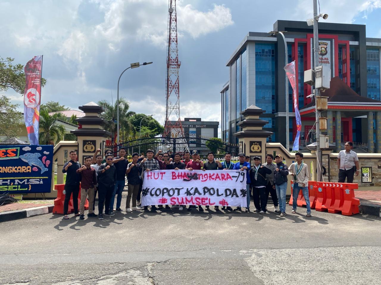 Rayakan HUT Bhayangkara 79 Cipayung Plus dan Aliansi Mahasiswa Sumsel Aksi di Mapolda Sumsel.